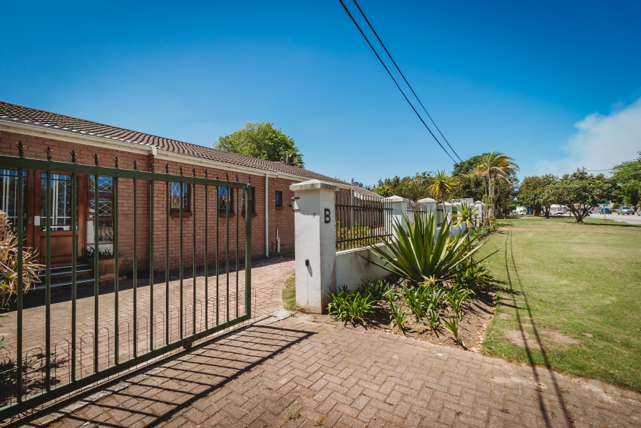 5 Bedroom Property for Sale in Heatherlands Western Cape